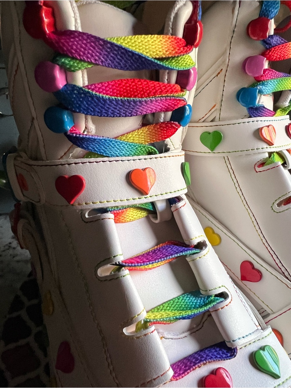 YRU White Platform Sneakers with Rainbow Heart Studs BRAND NEW! Size 8 - Picture 4 of 13